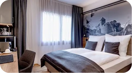 Moderne Schlafzimmer mit Bett und Fenster